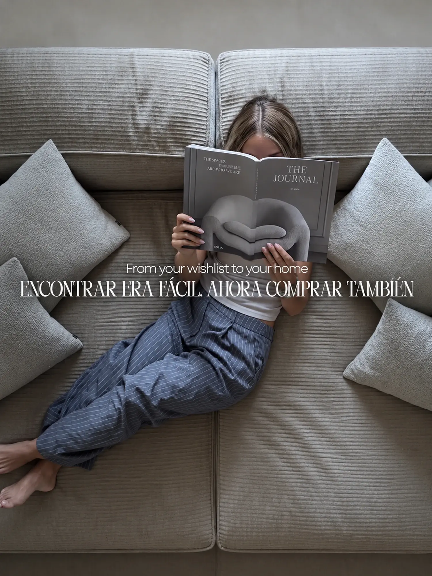 Encontrar era fácil, ahora comprar también — mujer leyendo una revista de diseño en un sofá