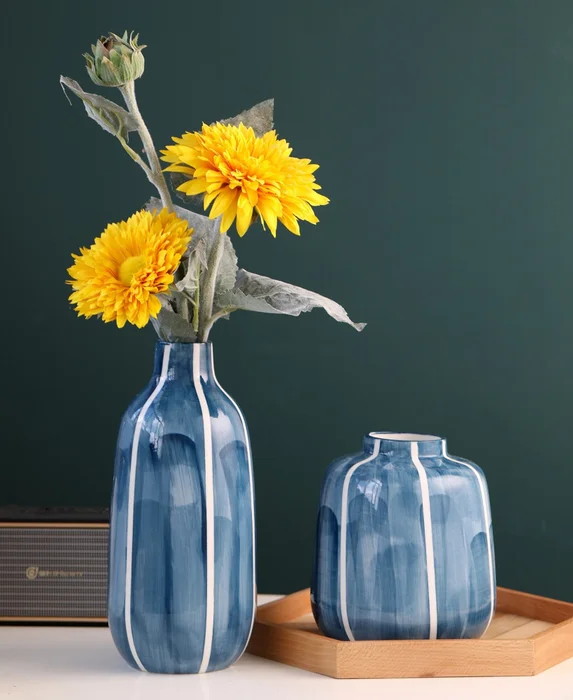 FLORERO CERÁMICA AZUL CON LINEAS BLANCAS ALTO en Azul - Jarrones, Uruguay | Champagne Home, vista 2