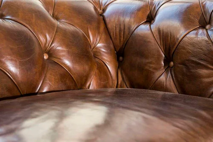 SILLON CHESTERFIELD CUERO ITALIANO - 3 CUERPOS en Marrón - Sillones y sofás, Uruguay | La Iberica, vista 9