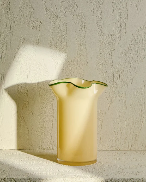 Jarrón Endasi de vidrio amarillo 19,5 cm - 31 cm en Amarillo - Jarrones, Uruguay | Kavehome, vista 2
