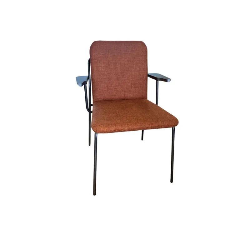Silla con apoyabrazos - Tapizada en tela terracota, patas metal con detalle de circulo de madera. en Rojo - Sillas, Uruguay | Champagne Home
