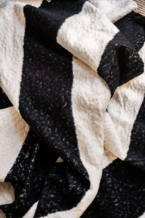 MANTA AUSTRIACA MAISON BLACK - 2.00 X 1.50 MTS en Negro - Textiles, Uruguay | La Iberica, vista 2