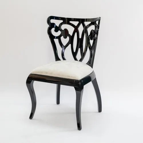 SILLA LACA NEGRA - RESPALDO DISEÑO CLASICO - TELA BLANCA BORDADA en Negro - Sillas, Uruguay | Champagne Home