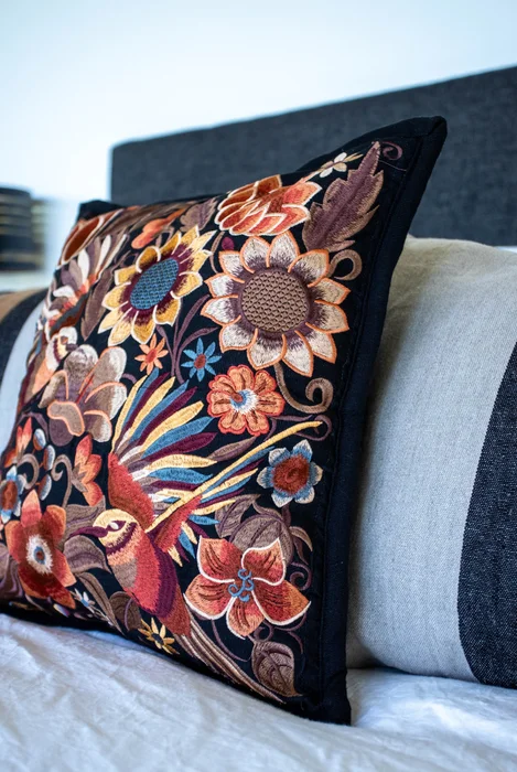 Almohadón ZAL negro en Blanco - Textiles, Uruguay | Almohadones ZAL, vista 4