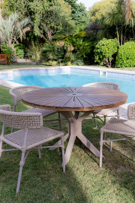 Mesa en madera de teca y caño de aluminio beige en Beige - Mesas de comedor, Uruguay | Entrecasa, vista 3