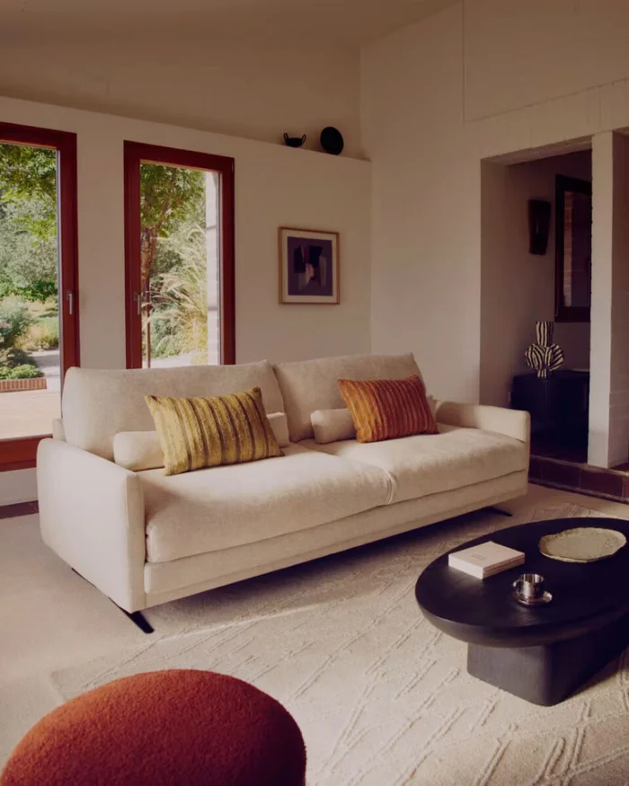 Sofá Veliro 3 plazas de chenilla beige y patas de acero con acabado negro 240 cm FSC Mix Credit en Beige - Sillones y sofás, Uruguay | Kavehome, vista 2