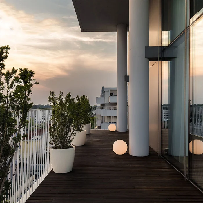 Luminaria de Exterior Garden Ball Medium IP44 en Blanco - Lámparas de pie, Uruguay | Serlux, vista 2