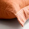 Almohadón Disea de lino - naranja con detalle de rayas naranjas, 40 x 60 cm en Naranja - Textiles, Uruguay | Kavehome, vista 4 de 5