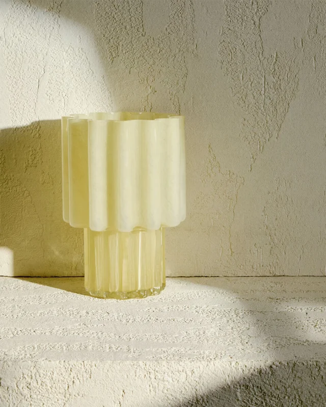Jarrón Cristila de vidrio amarillo 25 cm en Amarillo - Jarrones, Uruguay | Kavehome, vista 3