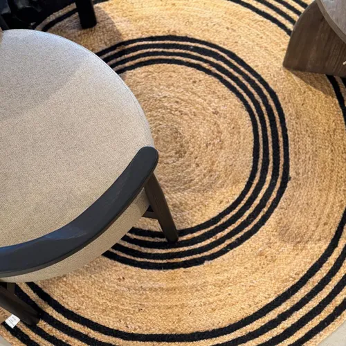 ALFOMBRA YUTE REDONDA CON RAYAS NEGRO en Negro - Textiles, Uruguay | Masinfinito Casa