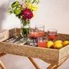 BANDEJA DE RATTAN CON SOPORTE / MESA AUXILIAR / BARCITO NUDE en Naranja - Mesas de living, Uruguay | La Iberica, vista 3 de 4