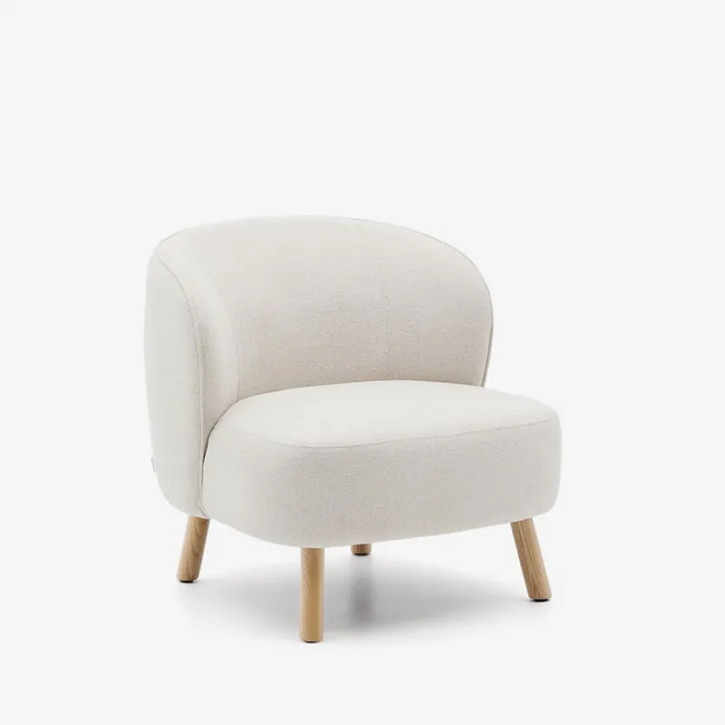 Butaca Ulit de chenilla - beige y patas de madera maciza haya acabado natural en Rojo - Butacas, banquetas y puffs, Uruguay | Kavehome