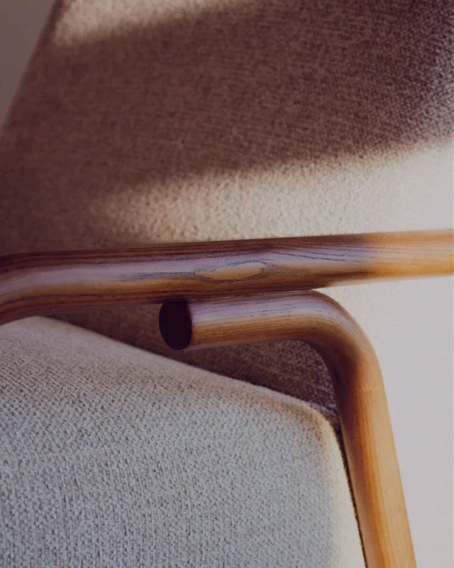 Butaca Sylo de chenilla beige y madera maciza de fresno con acabado tono nogal FSC 100% en Beige - Butacas, banquetas y puffs, Uruguay | Kavehome, vista 3