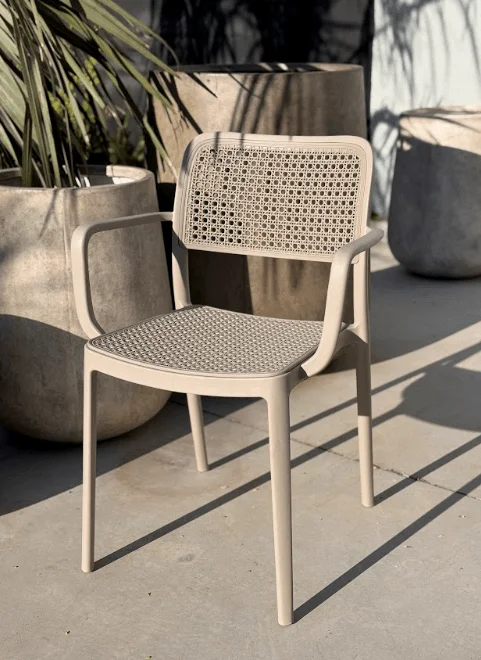 SILLA RATTAN PP CON BRAZOS NATURAL en Beige - Muebles para el exterior, Uruguay | Masinfinito Casa, vista 2