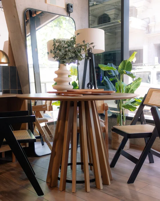 Mesa de Comedor Pipa Redonda 110 cm - Olmo en Madera natural - Mesas de comedor, Uruguay | Berna Home, vista 4