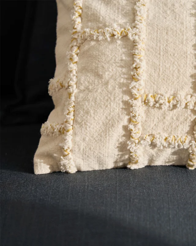 Almohadón Verion con detalle amarillo geométrico bordado 30 x 50 cm en Beige - Textiles, Uruguay | Kavehome, vista 3