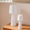 Lámpara de mesa Arenys - pequeña de metal con acabado pintado blanco en Blanco - Lámparas de mesa, Uruguay | Kavehome, vista 3 de 7