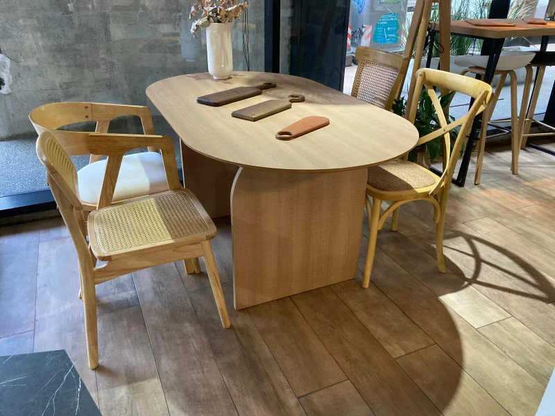 Mesa de Comedor Ovalada Arco 160 x 90 – Marrón Claro en Madera natural - Mesas de comedor, Uruguay | Berna Home, vista 4