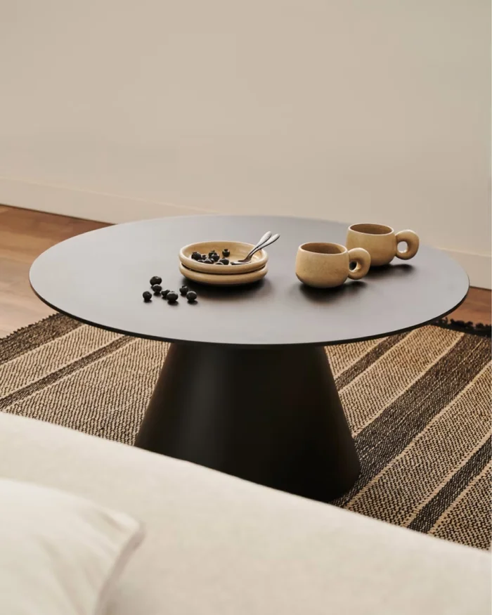 Mesa de centro Wilshire de cristal templado y metal con acabado pintado negro mate Ø 80 cm en Negro - Mesas de living, Uruguay | Kavehome, vista 2