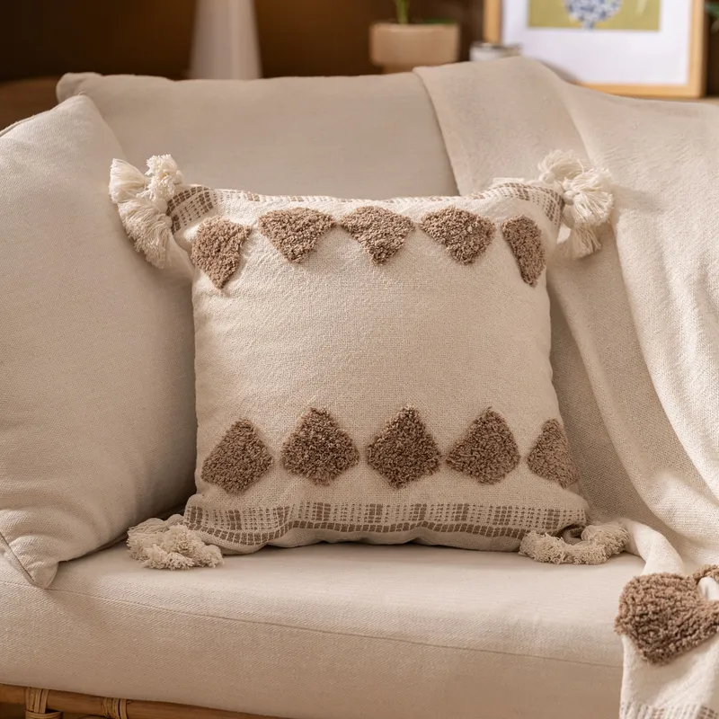 Funda de Almohadón con Tufted de Rombos y Borlas - Textiles, Uruguay | Arredo
