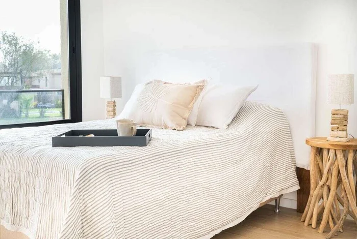 RESPALDO CON FUNDA DESMONTABLE - JEAN BLANCO LAVABLE en Blanco - Respaldos de cama, Uruguay | La Iberica, vista 2