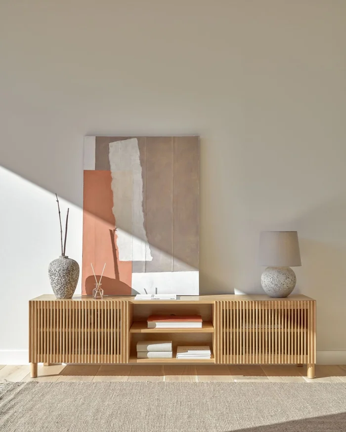 Mueble TV Beyla 2 puertas de madera maciza y chapa de roble 180x49,5 cm FSC 100% FSC 100% en Madera natural - Muebles para TV, Uruguay | Kavehome, vista 2