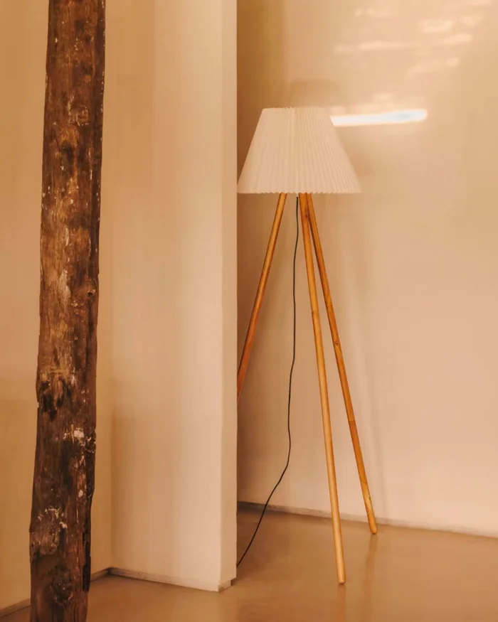 Lámpara de pie Benicarlo de madera de caucho con acabado natural y beige en Beige - Lámparas de pie, Uruguay | Kavehome, vista 2