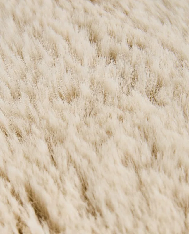 ALFOMBRA PEQUEÑA IRREGULAR PELO en Blanco - Alfombras, Uruguay | Zara Home, vista 6