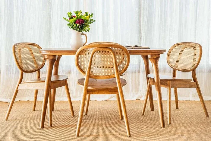 MESA COMEDOR PETIT OVAL - 1.30 X 0.80 MTS en Madera natural - Mesas de comedor, Uruguay | La Iberica