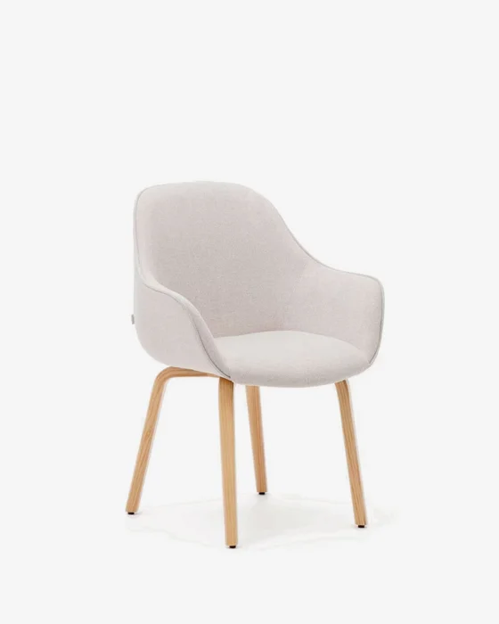 Silla Aleli - de chenilla beige y patas de madera maciza de fresno con acabado natural en Beige - Sillas, Uruguay | Kavehome