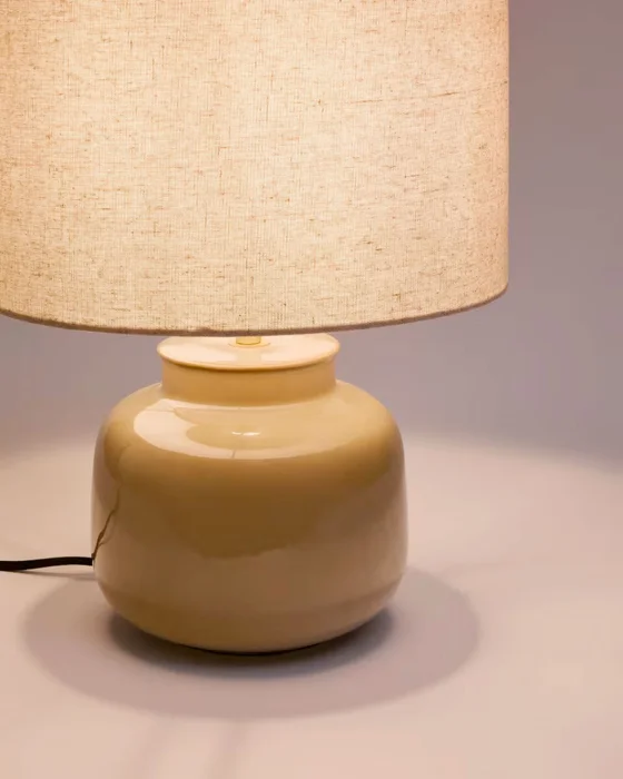 Lámpara de mesa Tay de cerámica verde y lino beige en Beige - Lámparas de mesa, Uruguay | Kavehome, vista 3
