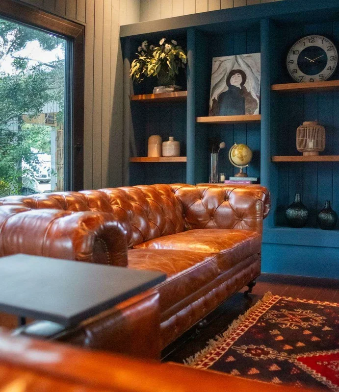 SILLON CHESTERFIELD CUERO ITALIANO - 3 CUERPOS en Marrón - Sillones y sofás, Uruguay | La Iberica, vista 10