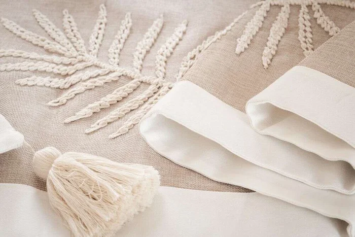 SENDERO BORDADO A MANO - BEIGE Y OFF WHITE en Beige - Textiles, Uruguay | La Iberica, vista 3