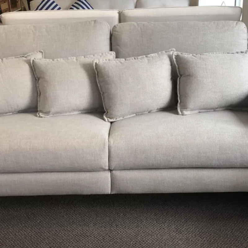 Sofá Navarro con almohadones en Gris - Sillones y sofás, Uruguay | Concetto Casa