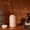 Jarrón Arisa de papel maché blanco - 22 cm en Blanco - Jarrones, Uruguay | Kavehome, vista 2 de 6
