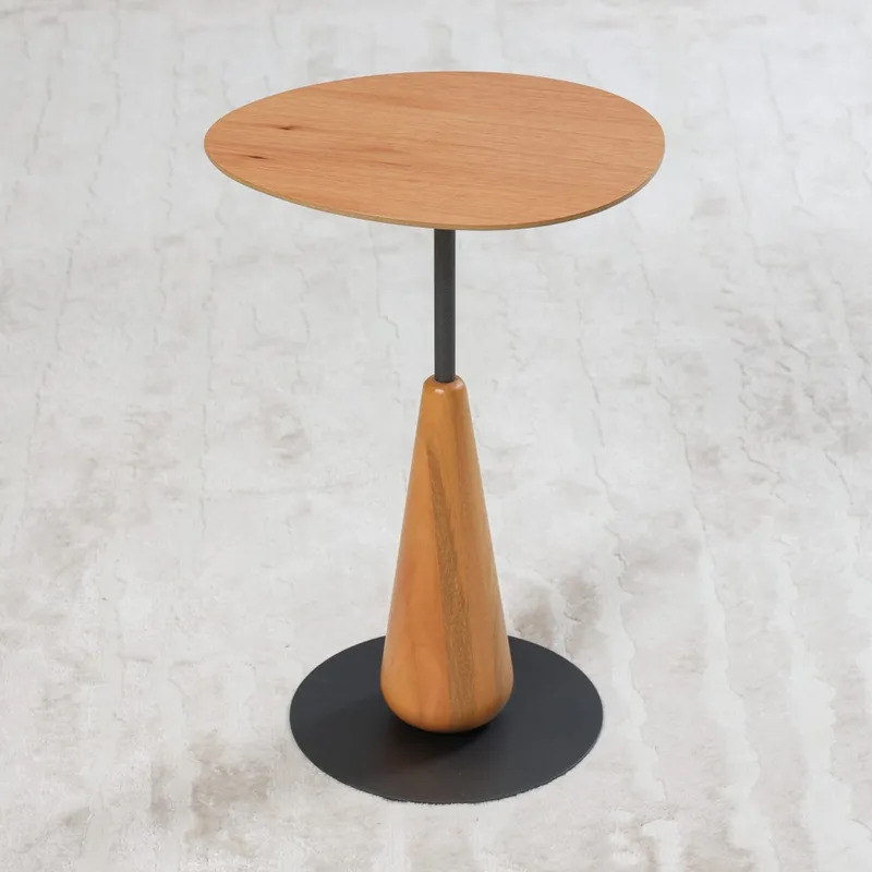 Mesa Lateral oval Madera Clara Base hierro Grafito en Madera natural - Mesas de living, Uruguay | Champagne Home