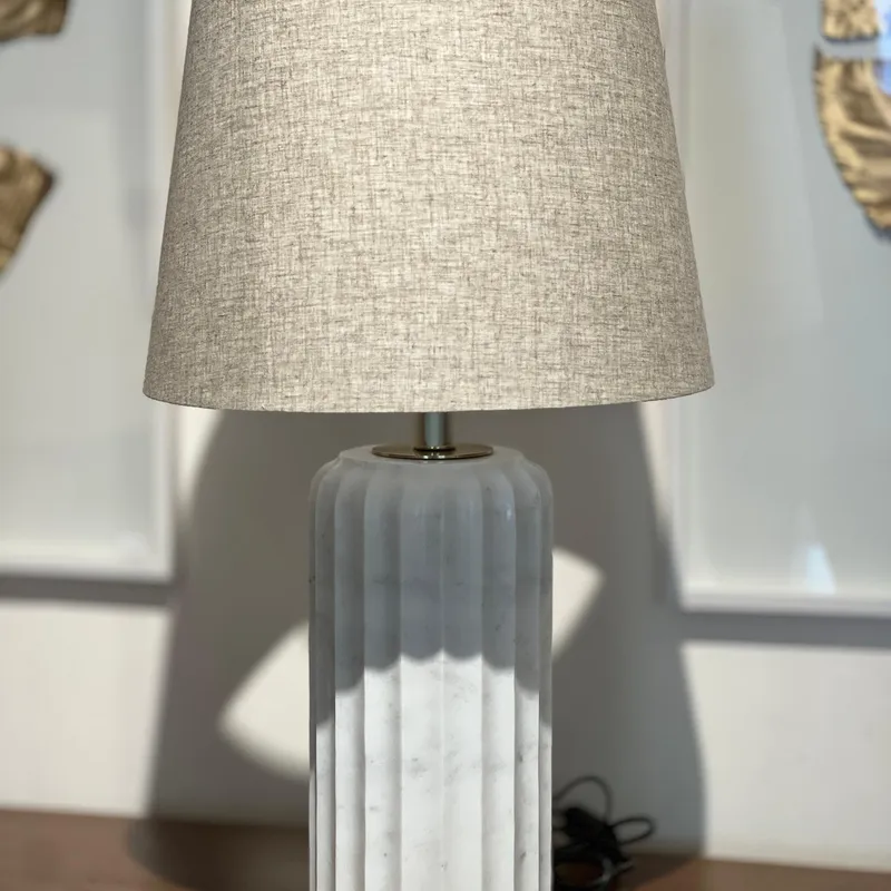 Lampara tubular marmol en Blanco - Lámparas de mesa, Uruguay | FMB
