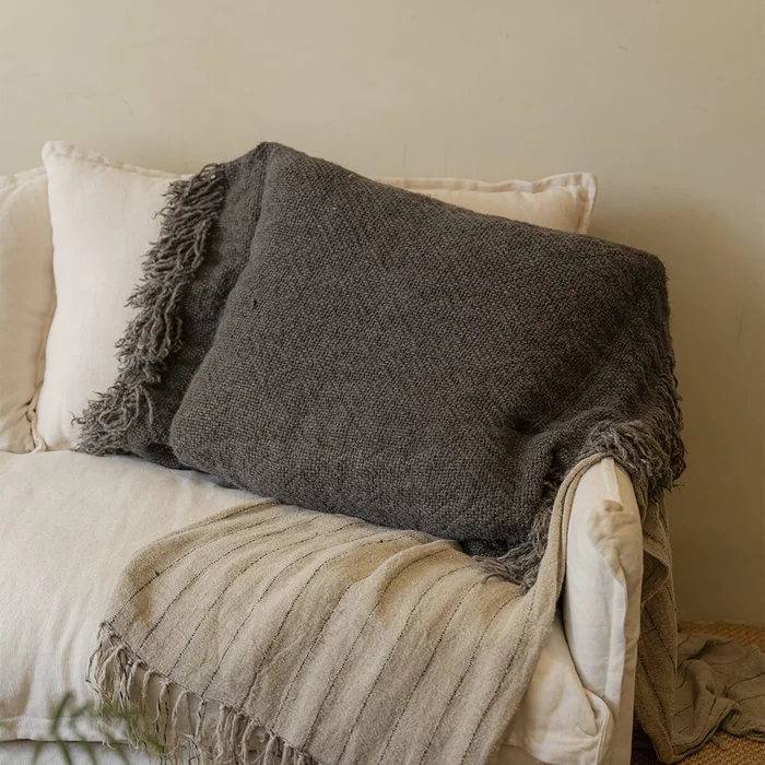 Almohadón Mai charcoal en Gris - Textiles, Uruguay | De Arcos
