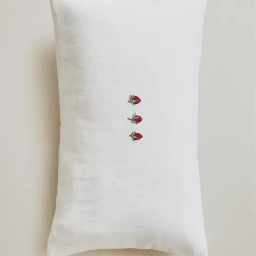 FUNDA COJÍN FRESAS en Blanco - Textiles, Uruguay | Zara Home