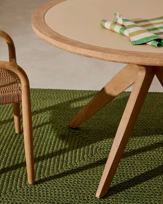 Mesa redonda Julieta de polycemento beige y madera maciza de acacia Ø 120 cm FSC 100% en Madera natural - Muebles para el exterior, Uruguay | Kavehome, vista 3