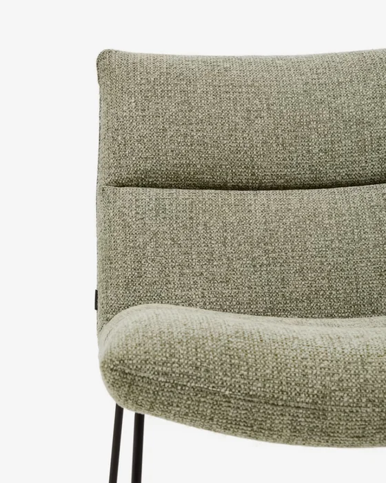 Butaca Asen - de chenilla verde y patas de acero negro FSC 100% en Beige - Butacas, banquetas y puffs, Uruguay | Kavehome, vista 4