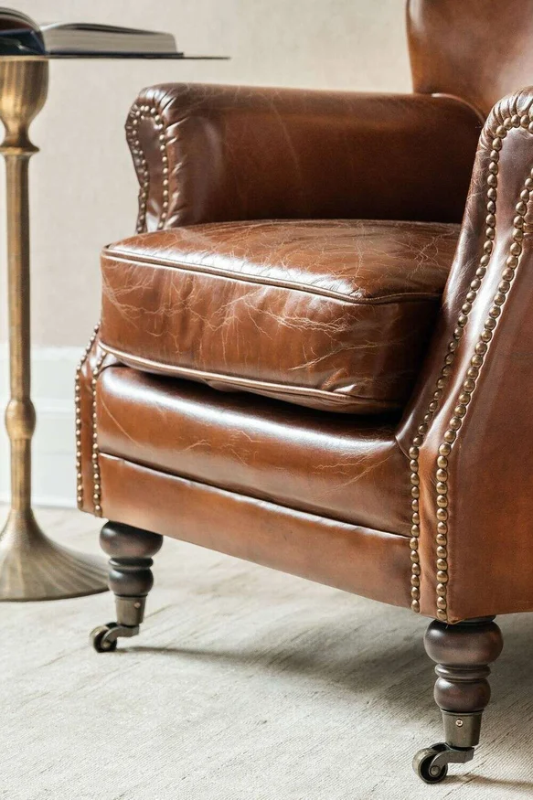 BERGERE CUERO ITALIANO ENVEJECIDO CON TACHAS en Marrón - Butacas, banquetas y puffs, Uruguay | La Iberica, vista 2