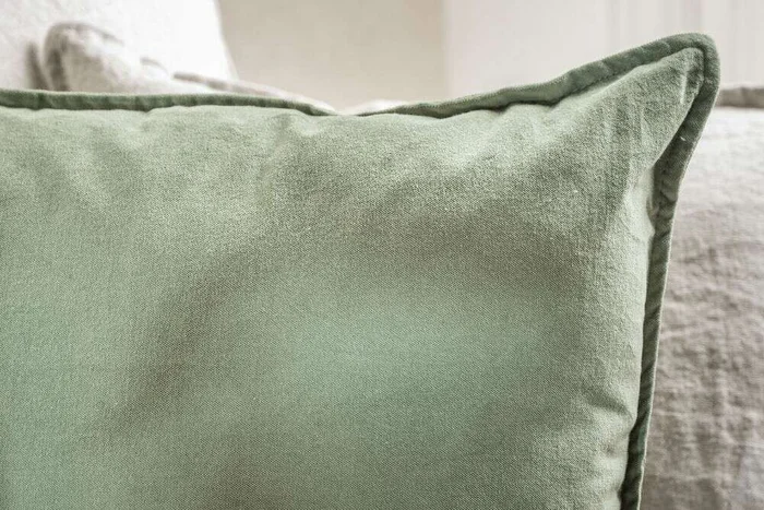 ALMOHADON TERCIOPELO MATCHA - 55 X 55 CMS - Textiles, Uruguay | La Iberica, vista 2