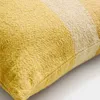Almohadón Nurei de algodón y lino amarillo, 50 x 50 cm en Amarillo - Textiles, Uruguay | Kavehome, vista 6 de 6