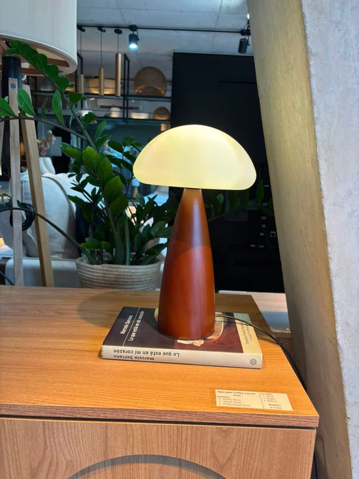 Lampara de Mesa Aura– Madera + Vidrio en Marrón Oscuro - Lámparas de mesa, Uruguay | Berna Home, vista 4