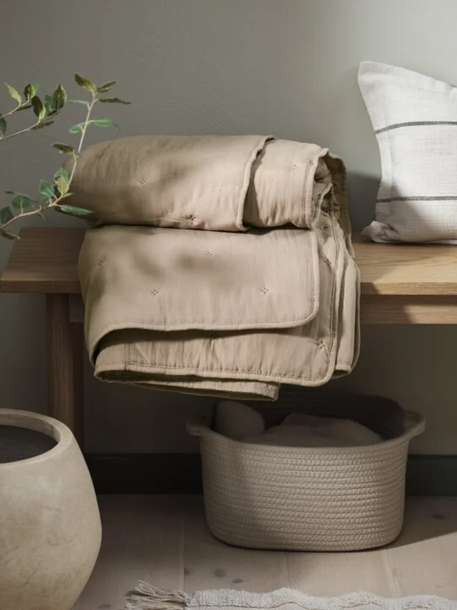 Manta throw acolchada SKOGSTRY 130x180 arena osc en Beige - Textiles, Uruguay | JYSK, vista 2