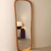 Espejo Alura de madera de teca - 158 x 61 cm FSC en Marrón - Espejos, Uruguay | Kavehome, vista 2 de 9