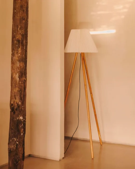Lámpara de pie Benicarlo de madera de caucho con acabado natural y beige en Beige - Lámparas de pie, Uruguay | Kavehome, vista 2