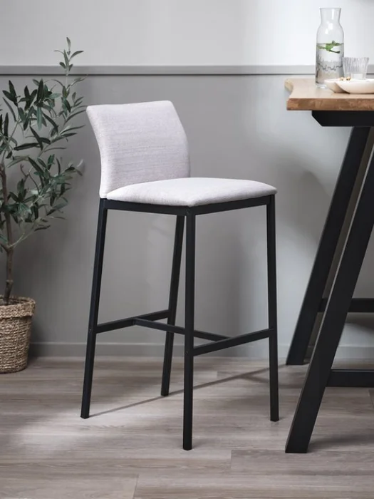 Taburete ARNUM beige/negro en Madera natural - Mesas de comedor, Uruguay | JYSK, vista 2