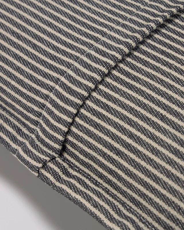 Almohadón Aleria algodón - rayas blanco y gris 45 x 45 cm en Gris - Textiles, Uruguay | Kavehome, vista 4
